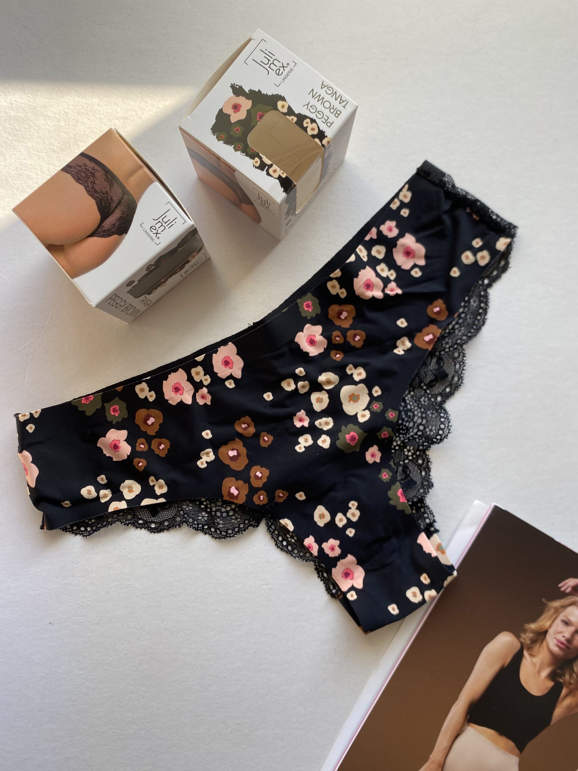 Julimex Peggy Brown csipkés Tanga panty, virágos